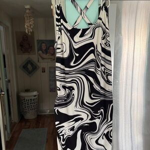 Source Unknown Monochrome Swirl Midi Dress